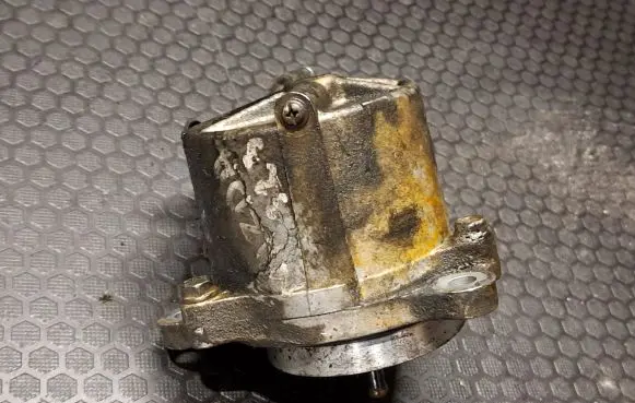 Mazda 323 Vacuum pump X2T58171A