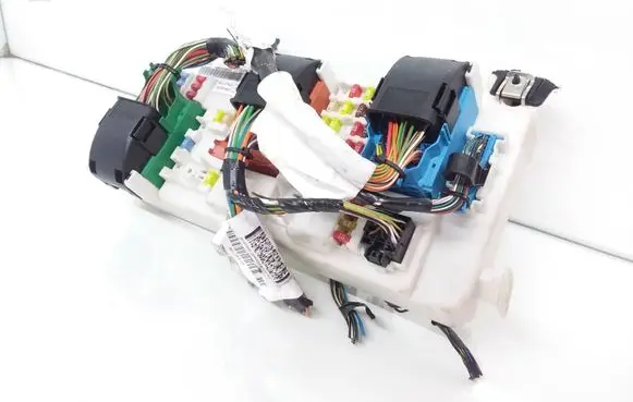 Ford Focus Fuse module 8M5T14014lzc 7M5T14A073jf