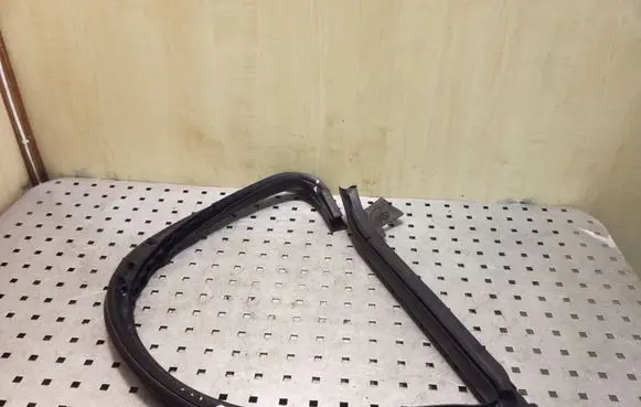 Volkswagen PASSAT CC Rear door rubber seal (on body) 