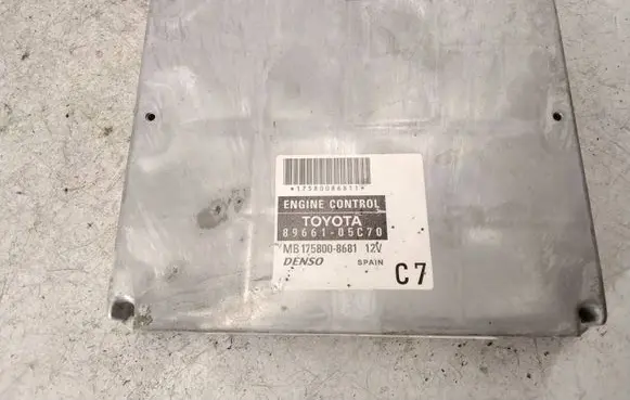 Toyota Avensis T250 Engine control unit/module 8966105C70 MB1758008681