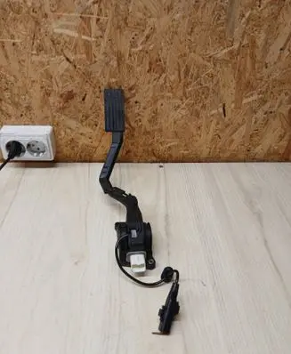 Accelerator throttle pedal
