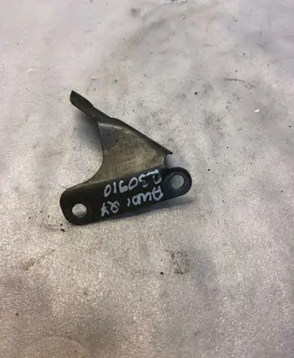 Audi Q7 4L Fender mounting bracket 4l0821136