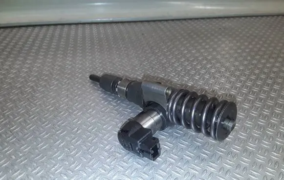 Volkswagen PASSAT B6 Fuel injector 000130073SX