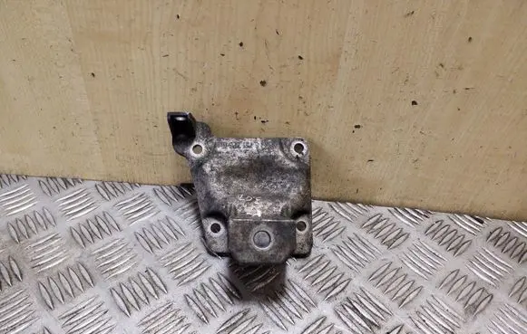 BMW 5 E39 Engine mounting bracket 6751226