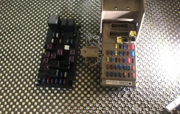 Subaru Impreza III Fuse box set MB100200B LB101101B