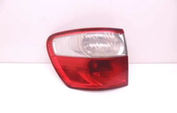 Toyota Avensis Verso Rear/tail lights D233