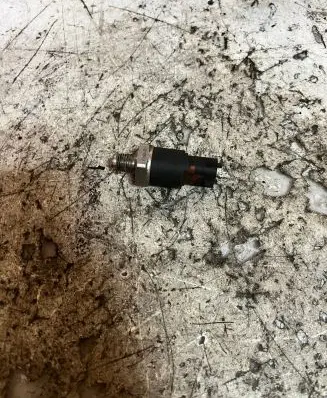 Volvo V70 Fuel pressure sensor 8631588 0281002527 19016