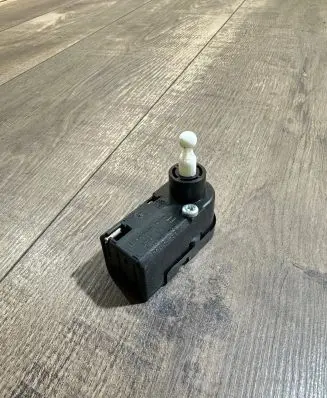 Mercedes-Benz C W204 Headlight level adjustment motor 0307853306