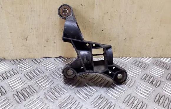 Volkswagen Tiguan Gear shift cable bracket 5N0711789B