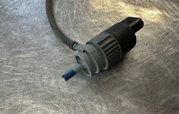 Nissan Qashqai Headlight washer pump 