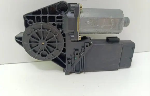 Volkswagen PASSAT B5.5 Front door window regulator motor 0130821694