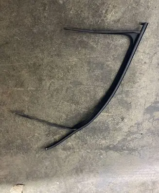 Volkswagen Tiguan Rubber seal front door window/glass 5NA837432