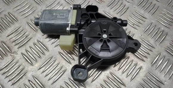 Porsche Macan (95B) Front door window regulator motor 5Q0959801C