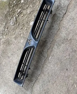 Mitsubishi Lancer Front bumper upper radiator grill MB881666