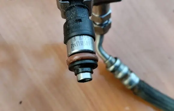 Volkswagen PASSAT B6 Fuel injector 03C906039