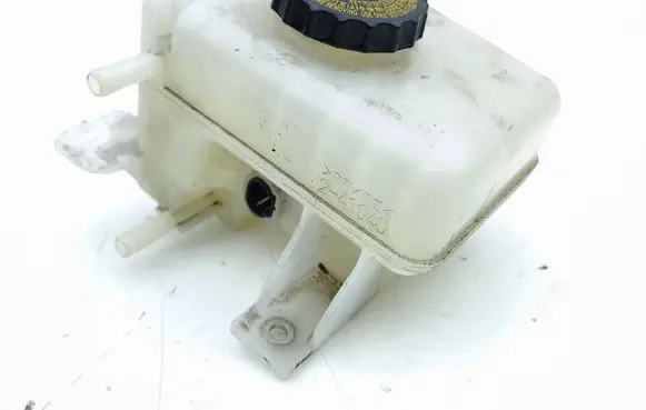Lexus RX 450H Brake fluid reservoir 241040
