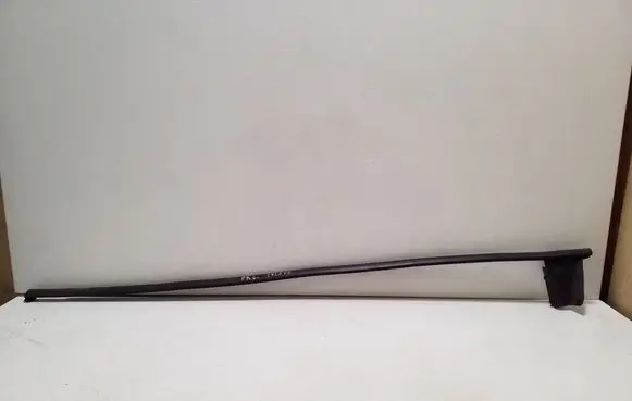Seat Toledo III (5P) Front door glass trim molding 5P0837477