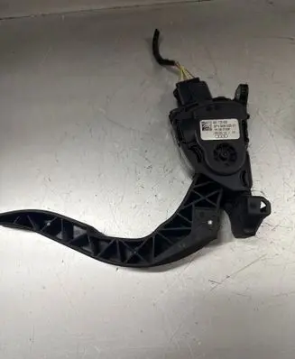 Accelerator throttle pedal
