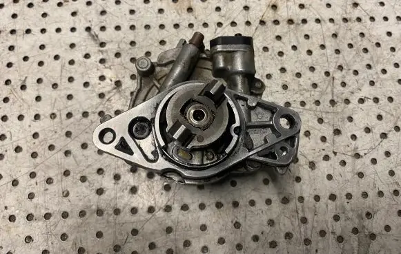 Opel Combo D Vacuum pump 80203064