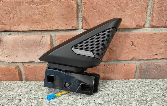 Front door high frequency speaker