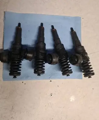 Volkswagen PASSAT B6 Fuel injector 038130073BN