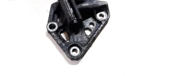 Mazda Xedos 9 Engine mounting bracket