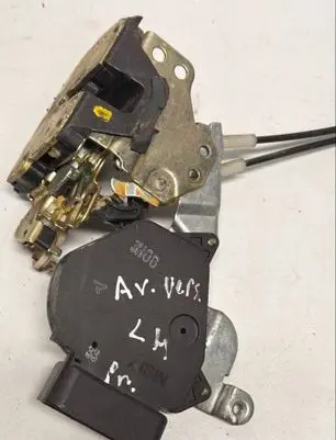 Toyota Avensis Verso Front door lock 3H08