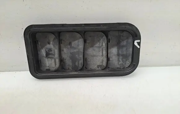 Quarter panel pressure vent