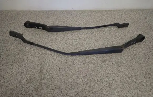 Hyundai i30 Front wiper blade arm