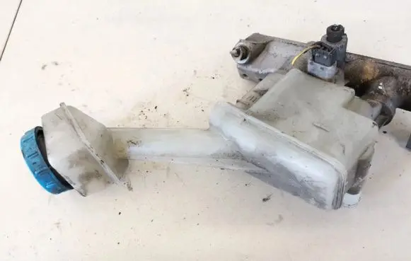 Nissan Primera Brake fluid reservoir 