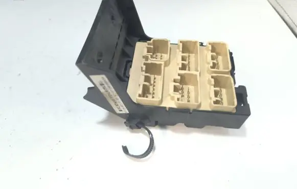 Toyota Avensis T250 Fuse module 8273405030
