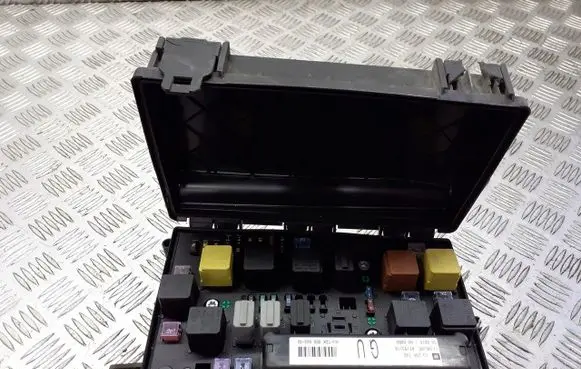 Opel Astra H Fuse box cover 743381
