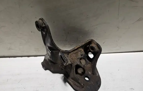 Engine mounting bracket