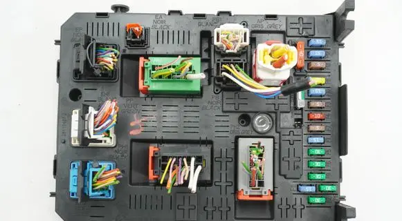 Peugeot Partner Fuse module 981218948002