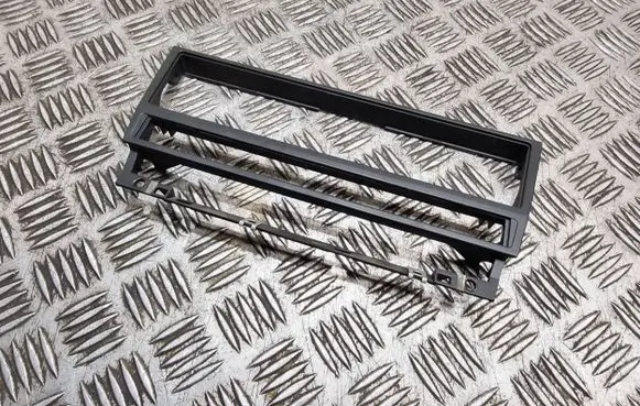 BMW 5 E39 Radio/GPS head unit trim 8247302