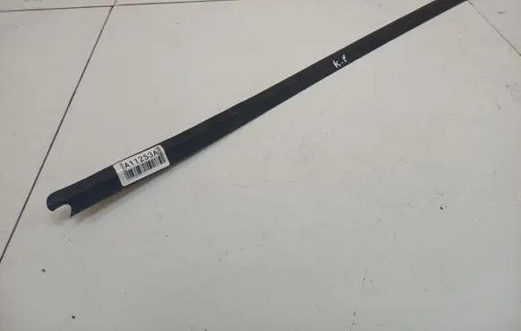 Volkswagen Golf IV Front door glass trim molding 
