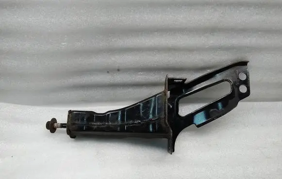 Volvo XC70 Front bumper mounting bracket 