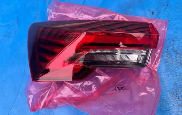 Skoda Octavia Mk4 Headlight/headlamp 5E3945207B 0024529104