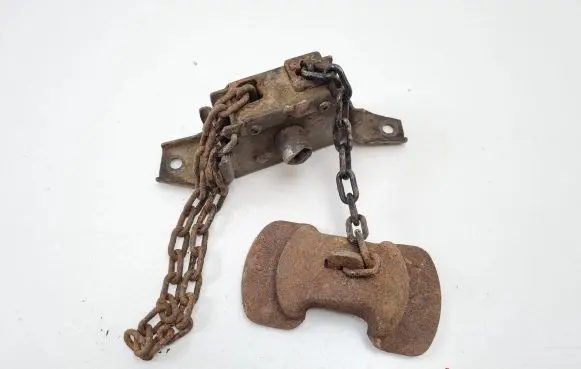 Isuzu D-Max Spare wheel mounting bracket 