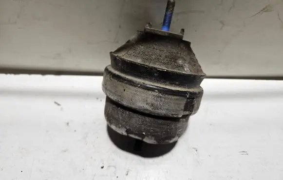 Engine mount bracket