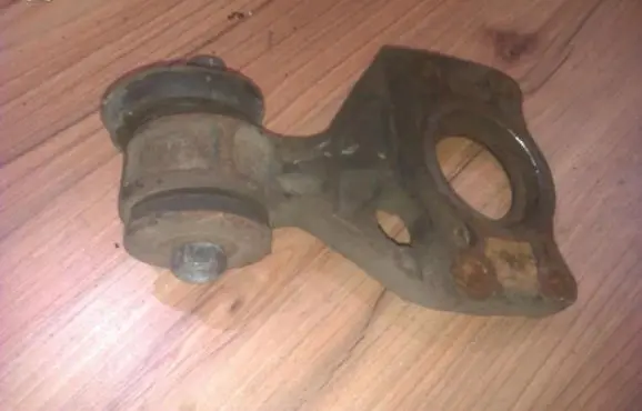 SsangYong Rodius Engine mount bracket