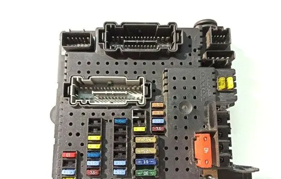 Volvo V70 Fuse module 8676391 12217799