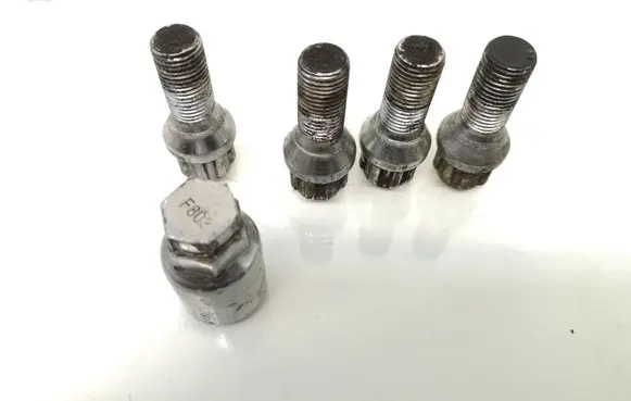 Skoda Octavia Mk2 (1Z) Anti-theft wheel nuts and lock F803
