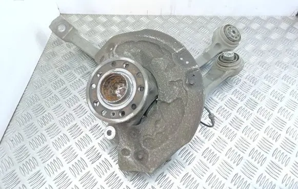 Mercedes-Benz C W205 Front wheel hub spindle knuckle 2052200 20514RE 20506RE