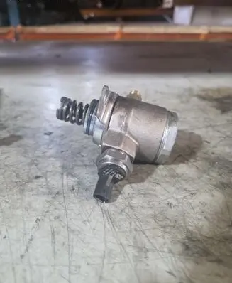 Volkswagen PASSAT B7 Fuel injection high pressure pump 2503071 HFS034A31A