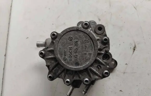 Volkswagen Jetta V Vacuum pump 03G145209