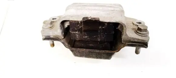 Volkswagen PASSAT B7 Engine mount bracket 3C0199555