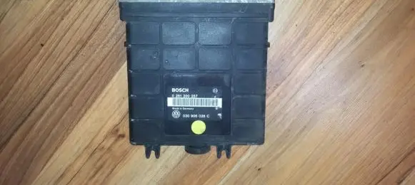 Volkswagen Golf III Engine control unit/module 0261200257 030906026C