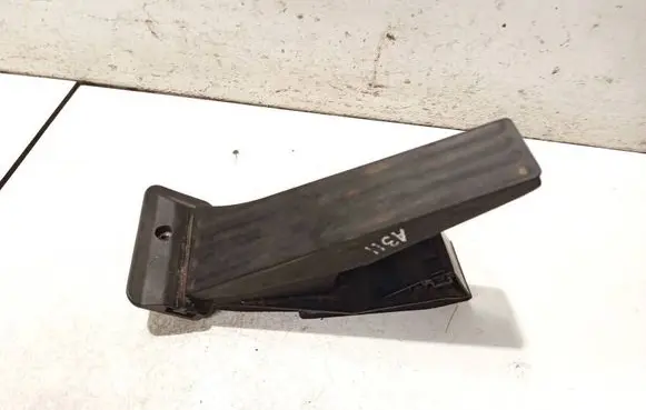 Accelerator throttle pedal