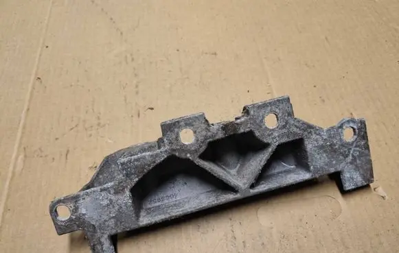 Chrysler LHS Engine mounting bracket 4663952